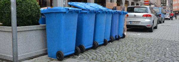 Kühl bietet kostenpflichtige blaue Tonne in Augsburg